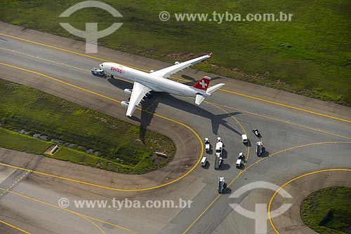 Foto aérea de avião traxiando no Aeroporto Internacional de São Paulo-Guarulhos Governador André Franco Montoro  - Guarulhos - São Paulo (SP) - Brasil