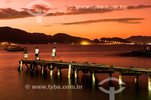  Pescadores em píer na Ilha das Campanhas próximo à Praia da Armação do Pântano do Sul  - Florianópolis - Santa Catarina (SC) - Brasil