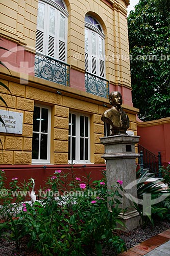  Busto na entrada do Museu Casa de Eduardo Ribeiro - casa em que o ex-Governador do Amazonas Eduardo Gonçalves Ribeiro viveu  - Manaus - Amazonas (AM) - Brasil