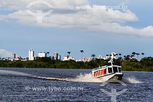  Lancha no Rio Negro com a cidade de Manaus ao fundo  - Manaus - Amazonas (AM) - Brasil