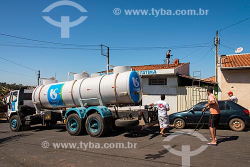  Caminhão pipa abastecendo comércio durante a crise de abastecimento de água  - Tambaú - São Paulo (SP) - Brasil