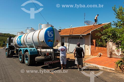  Caminhão pipa abastecendo casa durante a crise de abastecimento de água  - Tambaú - São Paulo (SP) - Brasil