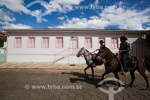  Homens à cavalo na Rua Direita - chegando para a cavalgada de envio da Folia de Reis  - Pirenópolis - Goiás (GO) - Brasil