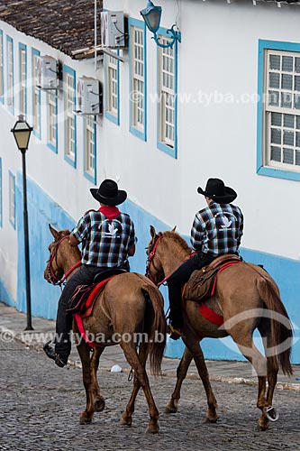  Homens à cavalo na Rua do Rosário - chegando para a cavalgada de envio da Folia de Reis  - Pirenópolis - Goiás (GO) - Brasil