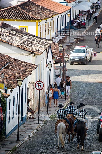  Homens à cavalo na Rua do Rosário - chegando para a cavalgada de envio da Folia de Reis  - Pirenópolis - Goiás (GO) - Brasil