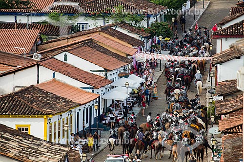  Homens à cavalo na Rua do Rosário se preparando para a cavalgada de envio da Folia de Reis  - Pirenópolis - Goiás (GO) - Brasil