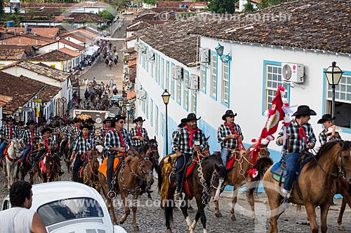  Homens à cavalo na Rua do Rosário se preparando para a cavalgada de envio da Folia de Reis  - Pirenópolis - Goiás (GO) - Brasil