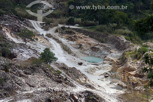  Vista geral da pedreira da Prefeitura de Pirenópolis - cujo principal componente de extração é o quartzo  - Pirenópolis - Goiás (GO) - Brasil
