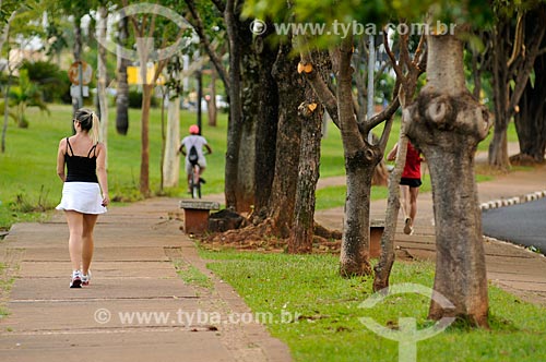  Mulher caminhando - Parque do Povo  - Presidente Prudente - São Paulo (SP) - Brasil