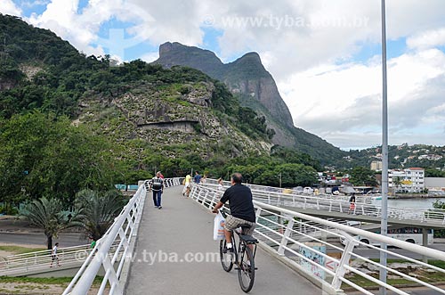  Passarela sobre a Avenida Ministro Ivan Lins com Pedra da Gávea ao fundo  - Rio de Janeiro - Rio de Janeiro (RJ) - Brasil