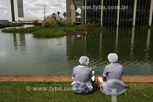  Mulheres uniformizadas descansando  - Brasília - Distrito Federal (DF) - Brasil