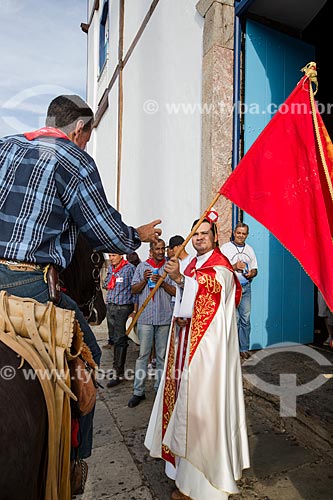  Padre Anevair José Silva recebendo a Bandeira do Divino em frente à Igreja Matriz de Nossa Senhora do Rosário  - Pirenópolis - Goiás (GO) - Brasil