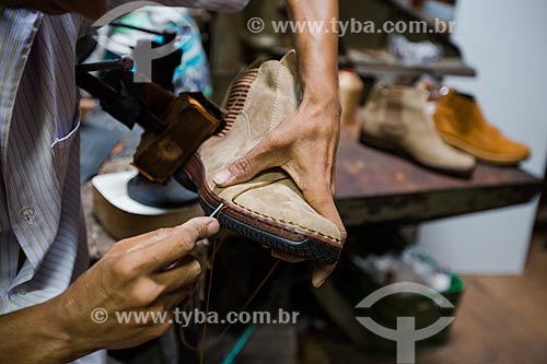  Detalhe de sapaterio fabricando bota na fábrica e loja de botas Rei do Gado  - Anápolis - Goiás (GO) - Brasil