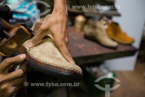  Detalhe de sapaterio fabricando bota na fábrica e loja de botas Rei do Gado  - Anápolis - Goiás (GO) - Brasil