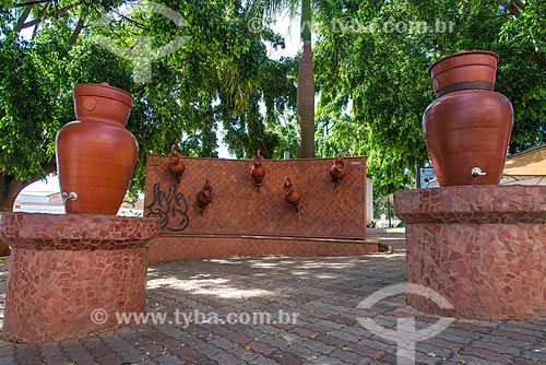  Fonte em forma de vasos de cerâmica com torneiras na Praça Padre Donizetti  - Tambaú - São Paulo (SP) - Brasil