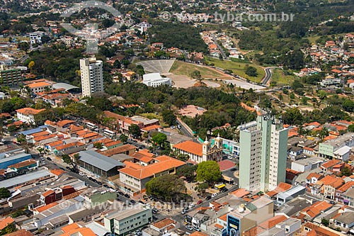  Foto aérea da Igreja de Nossa Senhora do Rosário com o Centro de Convenções Victor Brecheret ao fundo  - Atibaia - São Paulo (SP) - Brasil