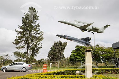  Miniaturas do avião radar R-99A e do avião caça F-5 na entrada da Base Aérea de Anápolis (BAAN)  - Anápolis - Goiás (GO) - Brasil