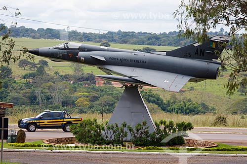  Avião caça Mirage III na entrada da Base Aérea de Anápolis (BAAN)  - Anápolis - Goiás (GO) - Brasil