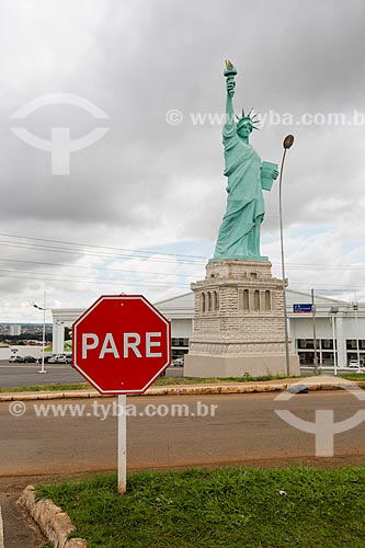  Réplica da Estátua da Liberdade em frente a loja de departamentos Havan  - Anápolis - Goiás (GO) - Brasil