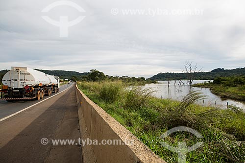  Vista da barragem do Ribeirão João Leite a partir da Rodovia BR-060 - próximo à cidade de Goiânia  - Goiânia - Goiás (GO) - Brasil