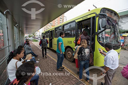  Passageiros embarcando no ônibus na Praça Bom Jesus  - Anápolis - Goiás (GO) - Brasil