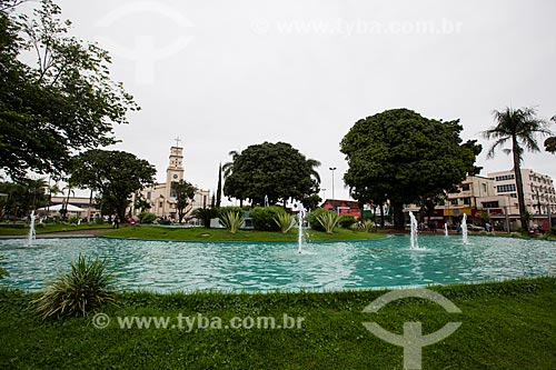  Chafariz na Praça Bom Jesus com Catedral do Senhor Bom Jesus da Lapa ao fundo  - Anápolis - Goiás (GO) - Brasil
