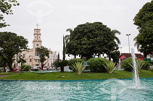  Chafariz na Praça Bom Jesus com Catedral do Senhor Bom Jesus da Lapa ao fundo  - Anápolis - Goiás (GO) - Brasil