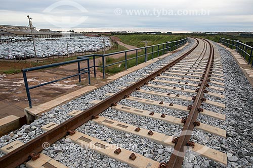  Ferrovia Norte-Sul com o pátio da fábrica da montadora Hyundai Motor Company ao fundo  - Anápolis - Goiás (GO) - Brasil
