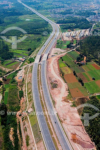  Foto aérea de trecho do Rodoanel Mário Covas - também conhecido como Rodoanel Metropolitano de São Paulo - próximo à Suzano  - Suzano - São Paulo (SP) - Brasil