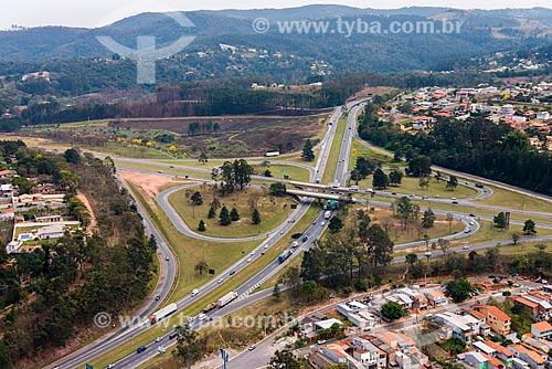  Foto aérea do trevo rodoviário entre a Rodovia Fernão Dias (BR-381) e a Rodovia Dom Pedro I (SP-065)  - Atibaia - São Paulo (SP) - Brasil
