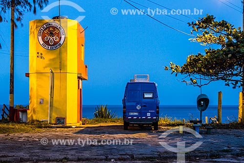  Van estacionada ao lado de posto salva vidas na Praia dos Açores ao anoitecer  - Florianópolis - Santa Catarina (SC) - Brasil