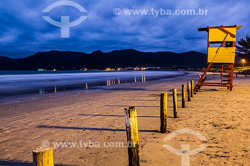  Posto de salva vidas na Praia do Pântano do Sul ao anoitecer  - Florianópolis - Santa Catarina (SC) - Brasil