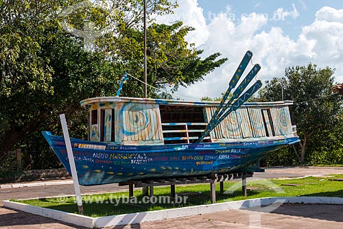  Barco em praça do distrito de Alter-do-Chão  - Santarém - Pará (PA) - Brasil