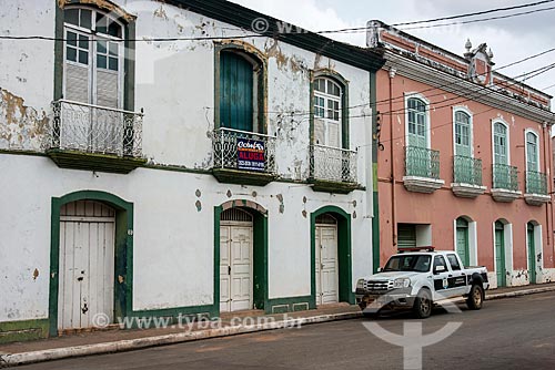  Fachada do casario da família Miléo - à esquerda - com a antiga Casa Elza (Século XIX) - à direita  - Santarém - Pará (PA) - Brasil