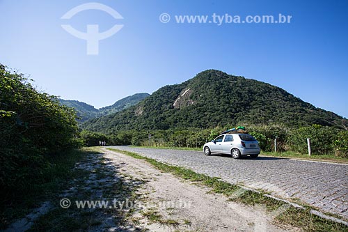  Carro no Parque Natural Municipal de Grumari  - Rio de Janeiro - Rio de Janeiro (RJ) - Brasil