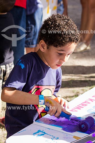  Criança brincando de pintura na Quinta da Boa Vista  - Rio de Janeiro - Rio de Janeiro (RJ) - Brasil