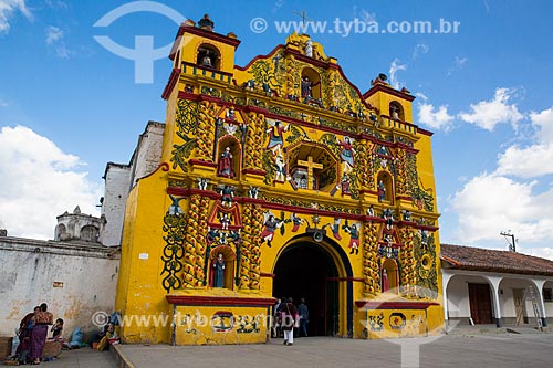  Igreja de San Andrés Xecul (Século XVI) - traz em sua fachada pinturas e esculturas das tradições maia e católica  - San Andrés Xecul - Departamento de El Quiché - República de Guatemala