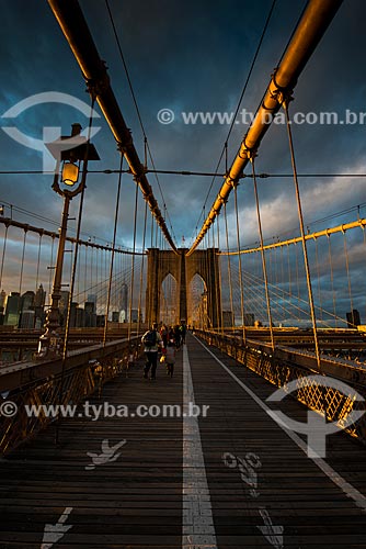  Pôr do sol na Ponte do Brooklyn (1883)  - Cidade de Nova Iorque - Nova Iorque - Estados Unidos