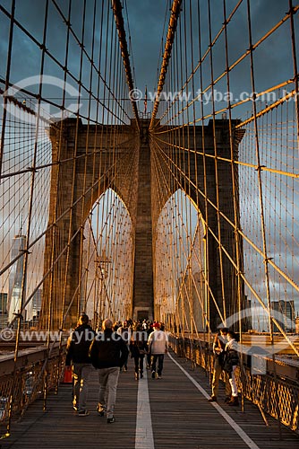  Pôr do sol na Ponte do Brooklyn (1883)  - Cidade de Nova Iorque - Nova Iorque - Estados Unidos
