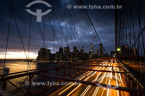  Tráfego na Ponte do Brooklyn durante o pôr do sol  - Cidade de Nova Iorque - Nova Iorque - Estados Unidos