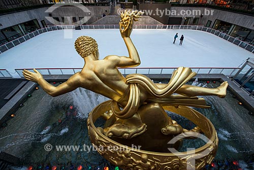  Estátua de Prometheus no Rockefeller Plaza com rinque de patinação no gelo ao fundo  - Cidade de Nova Iorque - Nova Iorque - Estados Unidos