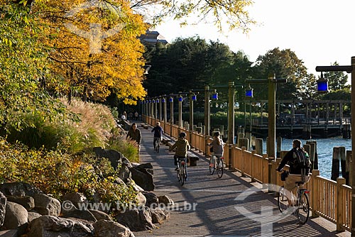  Ciclovia no Battery Park com a orla da Baía de Nova Iorque ao fundo  - Cidade de Nova Iorque - Nova Iorque - Estados Unidos