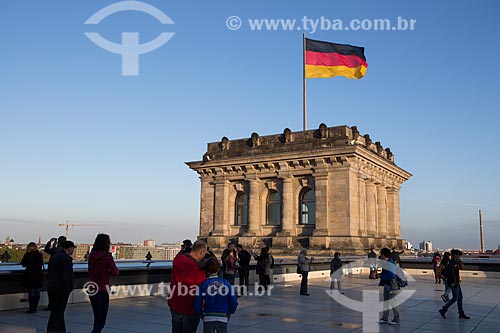  Vista de torre com bandeira na cobertura do Palácio do Reichstag (1894) - sede do Parlamento Alemão  - Berlim - Berlim - Alemanha
