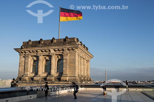  Vista de torre com bandeira na cobertura do Palácio do Reichstag (1894) - sede do Parlamento Alemão  - Berlim - Berlim - Alemanha