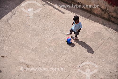  Menino jogando futebol na Favela Pavão Pavãozinho  - Rio de Janeiro - Rio de Janeiro (RJ) - Brasil