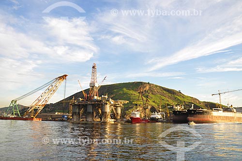  Barcos e plataforma de petróleo atracados no Estaleiro Mauá  - Niterói - Rio de Janeiro (RJ) - Brasil