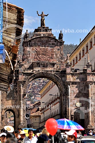  Pessoas passando pelo Arco de Santa Clara durante o Inti Raymi - festival religioso da civilização Inca em homenagem a Inti, o deus-sol, que marca o solstício de inverno  - Cusco - Departamento de Cusco - Peru