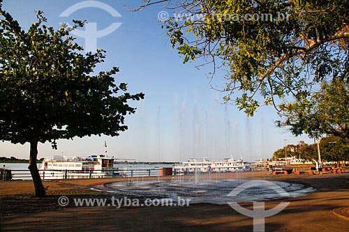  Fonte na orla do Porto Geral de Corumbá com o Rio Paraguai ao fundo  - Corumbá - Mato Grosso do Sul (MS) - Brasil