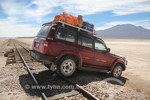  Carro atravessando a ferrovia próxima ao Salar de Uyuni  - Uyuni - Departamento Potosí - Bolívia