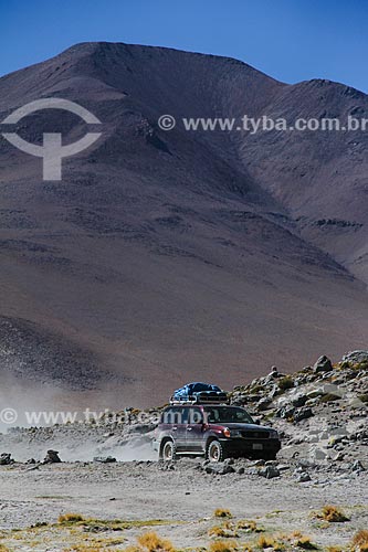  Carro no deserto próximo ao Salar de Uyuni  - Uyuni - Departamento Potosí - Bolívia